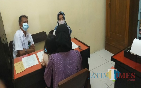 Korban YS saat dilakukan klarifikasi di Disdikpora Kabupaten Tulungagung. / Foto : Istimewa / Tulungagung TIMES