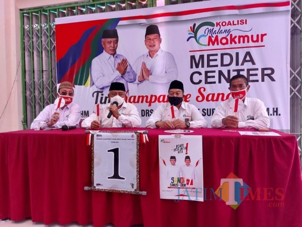 Paslon Sanusi-Didik Gator Subroto (SanDi) saat menghelar konferensi pers di media center Malang Makmur, Kepanjen, Kamis (24/9/2020). (Foto: Tubagus Achmad/MalangTimes)