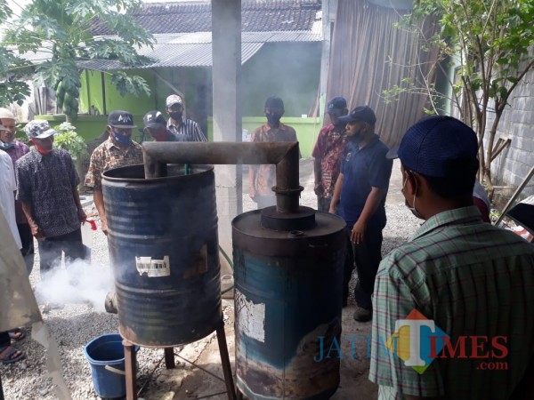Praktik pembuatan pestisida asap cair digelar Dispertapa Kab Blitar.(Foto : Aunur Rofiq/BlitarTIMES)
