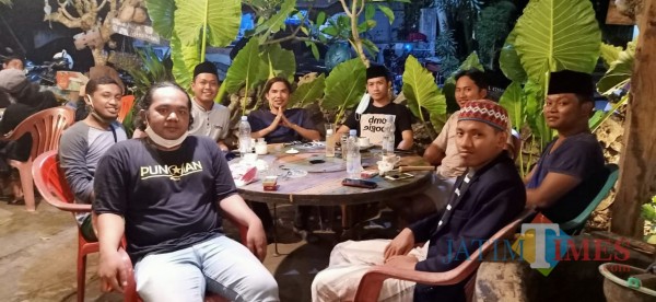 Sejumlah mahasiswa pasca saat lakukan pertemuan merumuskan wadah dan kontribusi untuk Bangkalan (foto/istimewa)