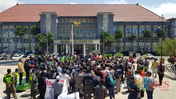 Suasana aksi damai Gebrak di di halaman Balai Kota Among Tani, Kamis (24/9/2020). (Foto: Irsya Richa/MalangTIMES)