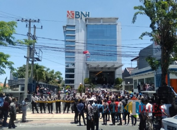 Suasana saat sejumlah massa aksi mendatangi kantor BNI Cabang Pamekasan (Foto: Rozy/JatimTimes.com)