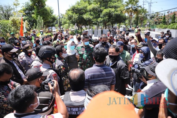 Wali Kota Batu Dewanti Rumpoko saat menemui masa aksi damai di di halaman Balai Kota Among Tani, Kamis (24/9/2020).