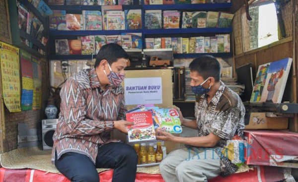 Walikota Kediri Abdullah Abu Bakar memberikan bantuan buku untuk bacaan kampoeng Jadoel art.(ist)