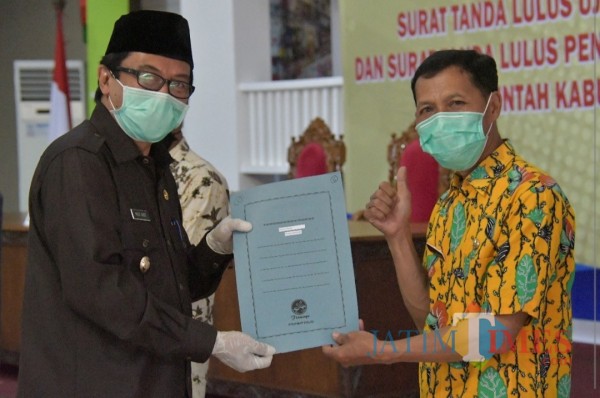 Abdul Muqit Arief menyerahkan surat tanda kelulusan pegawai