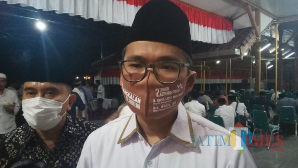 Bupati Bangkalan, R Abul Latif Amin Imron saat diwawancarai (foto/istimewa)