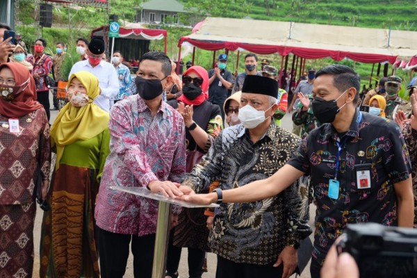 Bupati Malang HM. Sanusi (tengah) saat meresmikan Lembah Indah Malang, Kecamatan Ngajum, Kabupaten Malang, Jumat (25/9/2020).