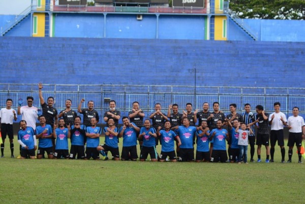 Jajaran anggota Polres Malang saat berfoto bersama rekan-rekan dari JMR di Stadion Kanjuruhan, Kepanjen, Kabupaten Malang, Jumat (25/9/2020). (Foto: JMR)