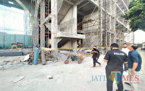 Kasat Reskrim Polresta Malang Kota, saat memantau lokasi kejadian jatuhnya lift proyek di RSI UNISMA (Doc MalangTIMES)