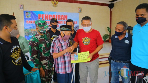 Kepala Desa Yosomulyo Drs Joko Utomo Purniawan, M.Pd menyerahkan BLT DD pada warga terdampak Covid 19