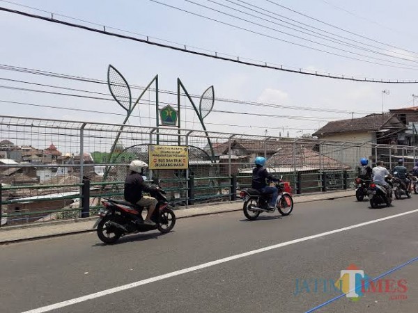 Lalu lintas di Jembatan Muharto (Dokumentasi MalangTIMES).