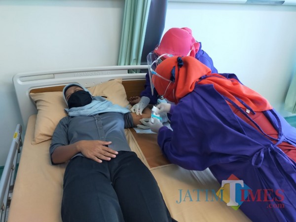 Pelayanan KB gratis sukses digelar BKKBN, Komisi IX DPR RI dan Dinas PPKBP3A Kabupaten Blitar.(Foto : Aunur Rofiq/BlitarTIMES)