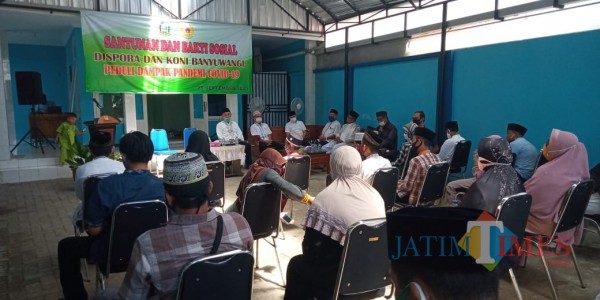 Santunan anak yatim piatu di kantor KONI Banyuwangi (Nurhadi Banyuwangi Jatim Times)