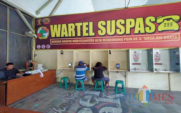 Penghuni lapas tengah menggunakan Wartel Suspas untuk menghubungi keluarganya. (Anggara Sudiongko/MalangTIMES)