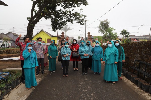 Maulidiono Kepala Dinas Dispendukcapil Kota Batu bersama tim PKK Kota Batu/ foto Istimewa