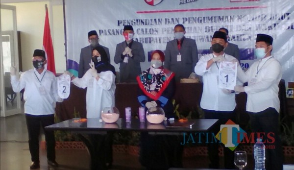 Dua paslon bupati-wakil bupati Banyuwangi saat pengundian nomor urut paslon. Nurhadi Banyuwangi Jatim Times