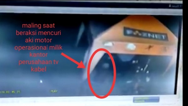 Maling aki, saat beraksi mencuri aki di motor Viar milik perusahaan TV kabel di Jalan Sulfat Utara yang diparkir didepan kantor (Ist)