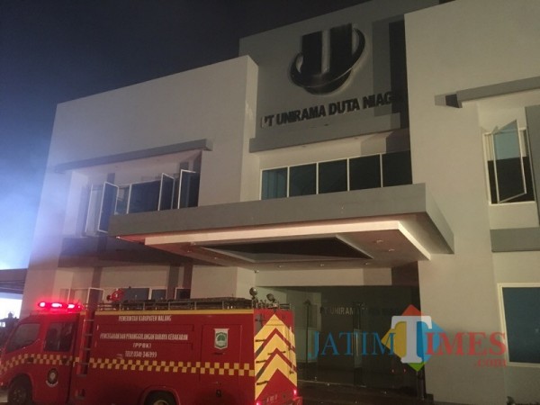 Mobil pemadam kebakaran yang terparkir di-depan gedung PT Unirama Duta Niaga (Foto: Ashaq Lupito / MalangTIMES)