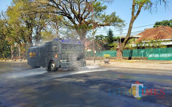 Mobil water Canon Polresta Malang Kota, saat melakukan penyemprotan di Jalan Ijen (Anggara Sudiongko/MalangTIMES)