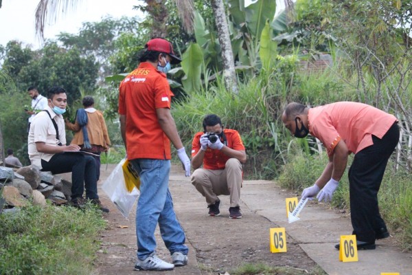 Petugas melakukan olah perkara di TKP. dok. Inafis Polres Tulungagung)