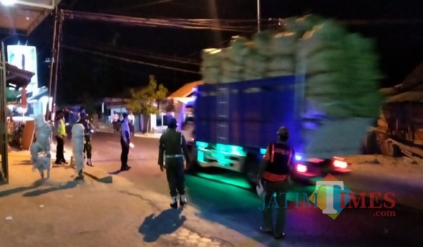 Petugas pemantau tata niaga tembakau kabupaten Pamekasan saat melakukan razia (Foto:ist/JatimTimes.com)