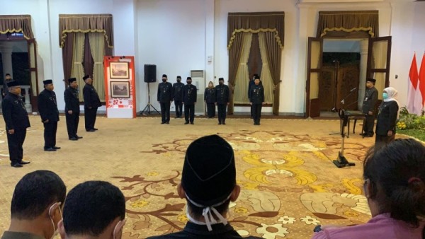 Suasana pelantikan enam pejabat eselon II Pemerintah Provinsi Jawa Timur di Gedung Negara Grahadi, Surabaya, Jumat (25/9/2020). (Foto: kominfo.jatimprov.go.id)