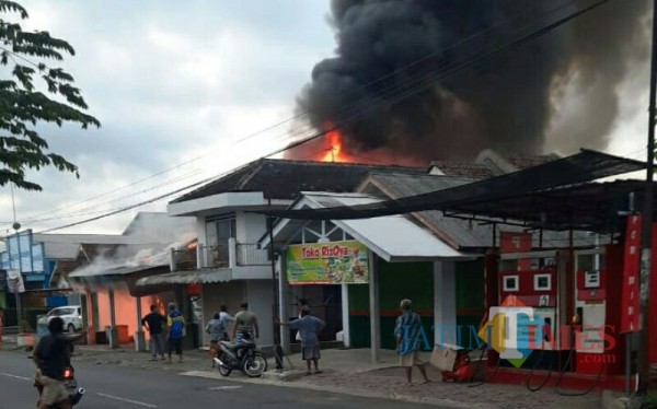Api terus membesar sampai 3 bangunan habis terbakar (Foto : BPBD Lumajang / Jatim TIMES)