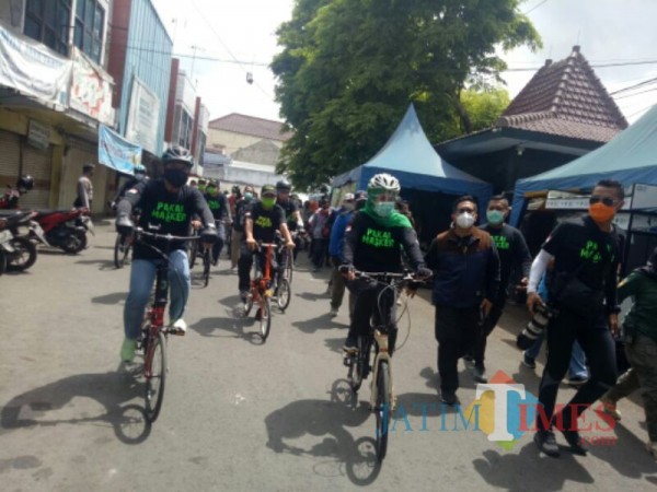 Gubernur Jawa Timur Khofifah Indar Parawansa ketika gowes di Lumajang (Foto : Moch. R. Abdul Fatah / Jatim TIMES)