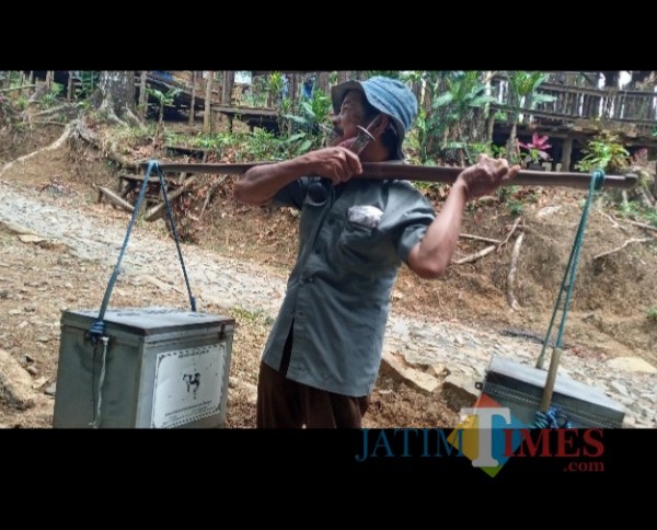 Kakek Sarman saat berjualan di Taman Wisata Nonggko Hijau (foto: Dodik Eko P/ MadiunTIMES)