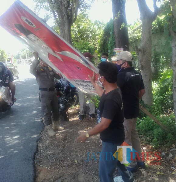 Penertiban APK Paslon Bupati-Wakil Bupati Bawaslu Bersama Satpol PP Banyuwangi (Nurhadi Banyuwangi Jatim Times)