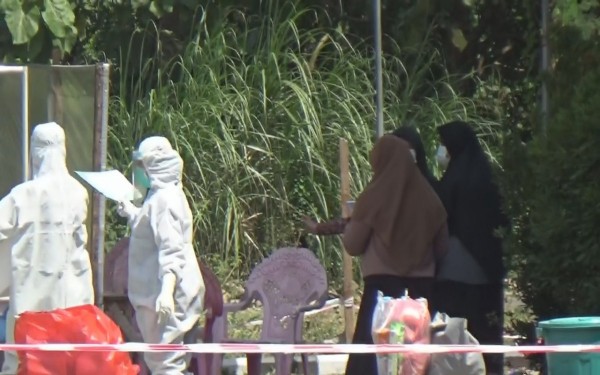 Petugas lakukan uji swab pada santri. (Istimewa)