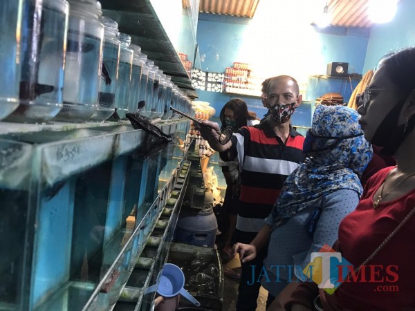 Ramainya pengunjung di pasar ikan Splendid, Kota Malang. (Hendra Saputra)