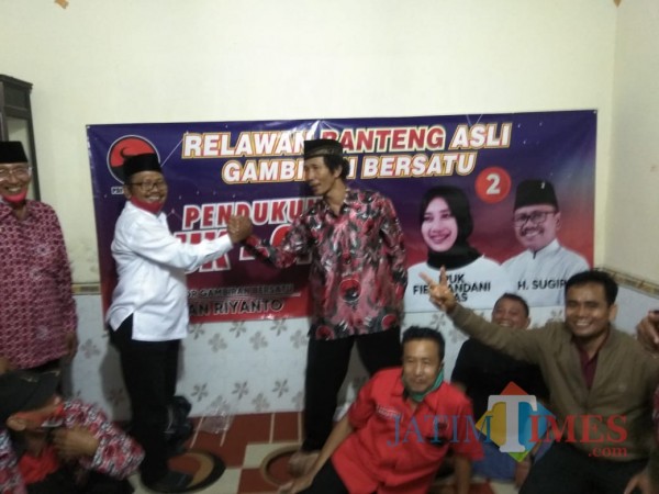 Suasana Pertemuan Cawabup H Sugirah (Paslon nomor 2) dengan Relawan Banteng Asli Gambiran Banyuwangi (Nurhadi Banyuwangi Jatim Times)
