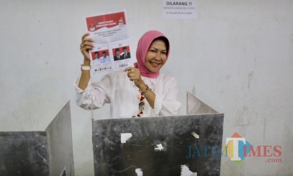 Wali Kota Batu Dewanti Rumpoko saat menunjukkan surat suara di bilik suara saat pemilihan pemilu. (Foto: Irsya Richa/MalangTIMES)