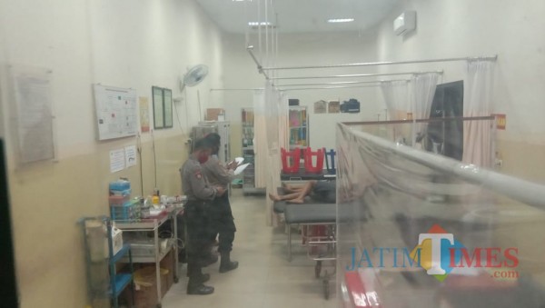 Sopir mobil box yang mengalami luka saat dimintai keterangan pihak Satlantas (foto: Felly / JatimTIMES)