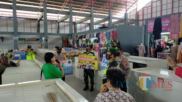 Anggota Koramil Kanigoro sosialisasikan 3M di pasar Kanigoro