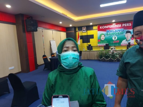 Calon Bupati (cabup) Malang, Lathifah Shohib saat ditemui awak media seusai konferensi pers Malang Bangkit, Minggu (27/9/2020). (Foto: Tubagus Achmad/MalangTimes)