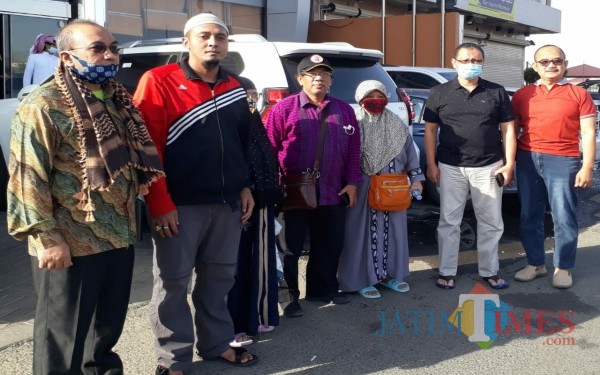 Dicky berpeci putih berjaket merah (nomer 2 dari kiri) saat bersama petugas KBRI di Arab Saudi / Foto : Istimewa / Tulungagung TIMES