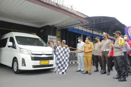 Pelepasan minibus sebagai kendaraan tangguh covid-19 di Mapolresta Kota Yogyakarta.