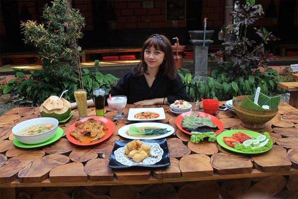 Wartawan media ini bersiap-siap menyantap berbagai macam menu di Ocean Garden.