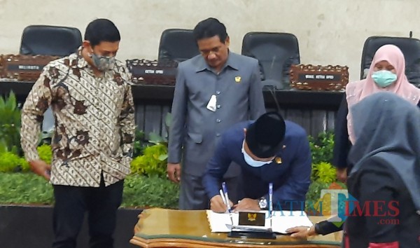 Ketua DPRD bersama wakil Ketua DPRD bersama walikota kediri menandatangani perubahan Raperda.(eko arif s/Jatimtimes)