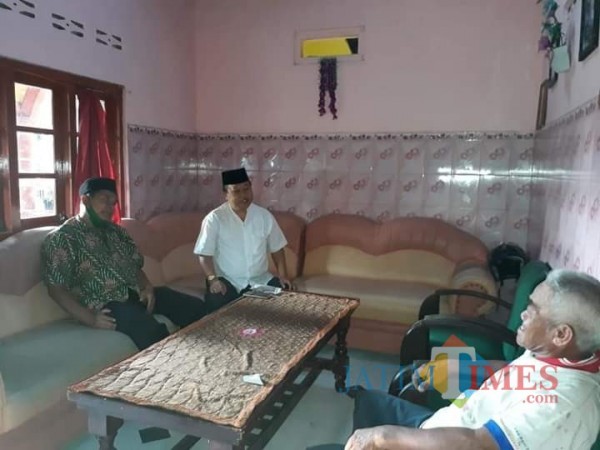 Pak Yasin (tengah) saat sowan ke salah satu Kiai Kampung di Kota Blitar