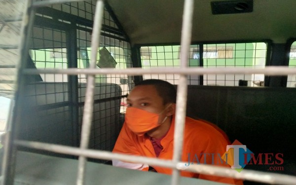 Pelaku pembunuhan pegawai bengkel AC usai melakukan rekonstruksi (Anggara Sudiongko/MalangTIMES)