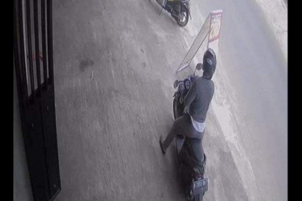 Pelaku yang terekam CCTV saat akan meninggalkan lokasi counter yang ditipunya (Ist)
