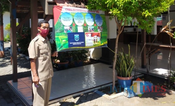 Pemasangan banner kartu tani oleh DKPP Kabupaten Probolinggo. (Foto: Bilhaqnazal/Probolinggotimes)