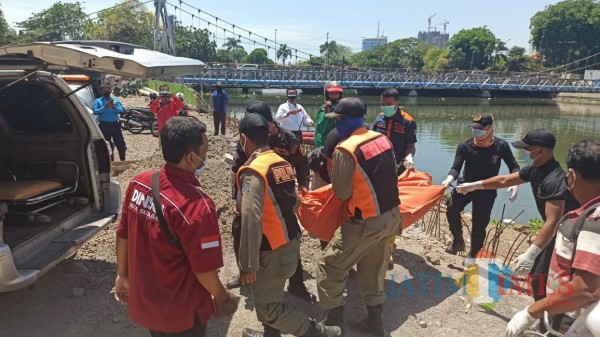 Penemuan mayat di bawah Jembatan Joyoboyo