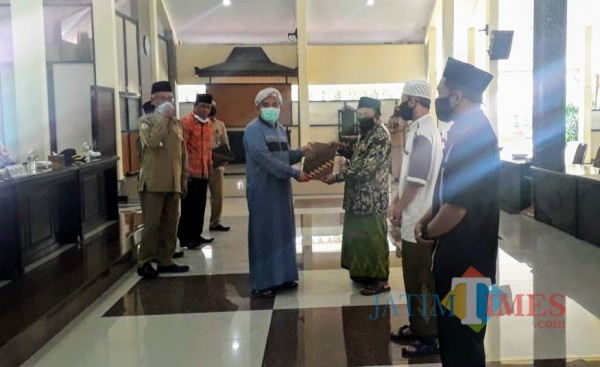 Suasana penyerahan bantuan kepada kelapa Madrasah Diniyah (Foto: Abror Rosi/JatimTimes)