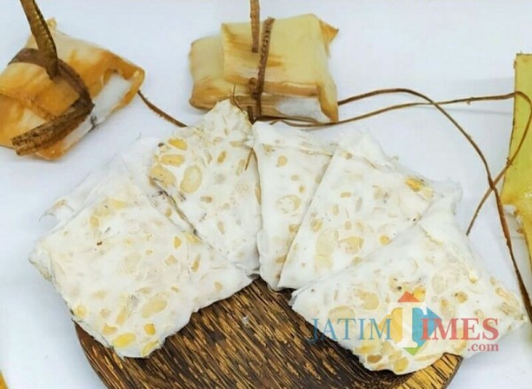 Tempe Wedok yang masih mempertahankan pelepah pisang sebagai bungkusnya (Foto : Moch. R. Abdul Fatah / Jatim TIMES)