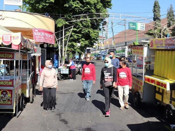 Wali Kota Batu Dewanti Rumpoko saat jalan sehat di kawasan Alun-Alun Kota Batu. (Foto: istimewa)