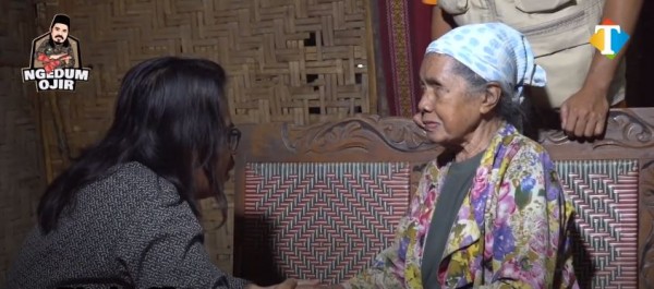Direktur JatimTIMES Network, Lazuardi Firdaus saat menyerahkan bantuan dalam program JatimTIMES Ngedum Ojir